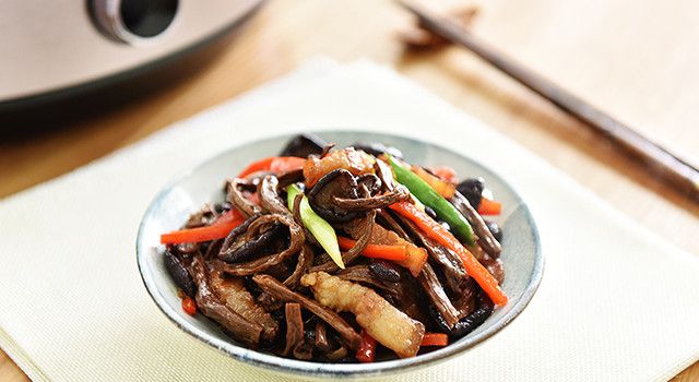 Stir-fried pork with mushrooms