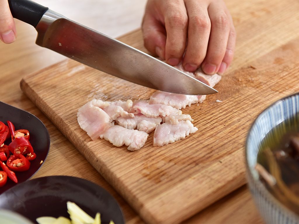 Stir-fried pork with mushrooms