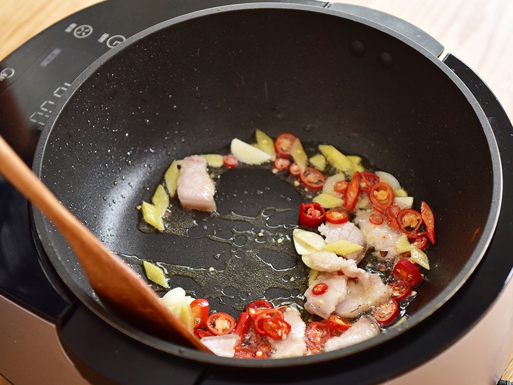 Stir-fried pork with mushrooms