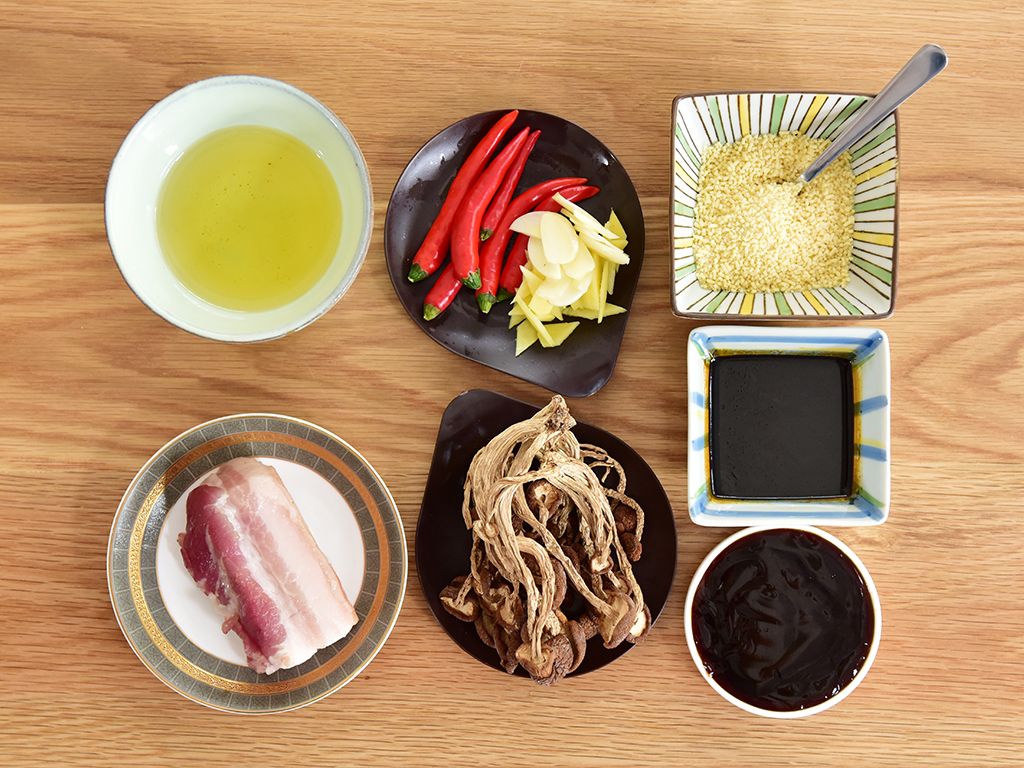 Stir-fried pork with mushrooms