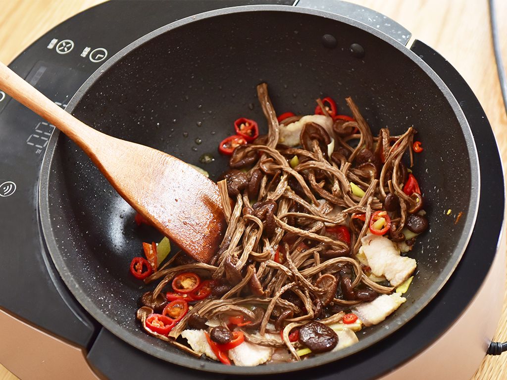 Stir-fried pork with mushrooms